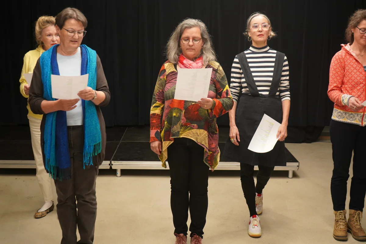 Frauen haben einen Text in der Hand und proben ein Theaterstück.